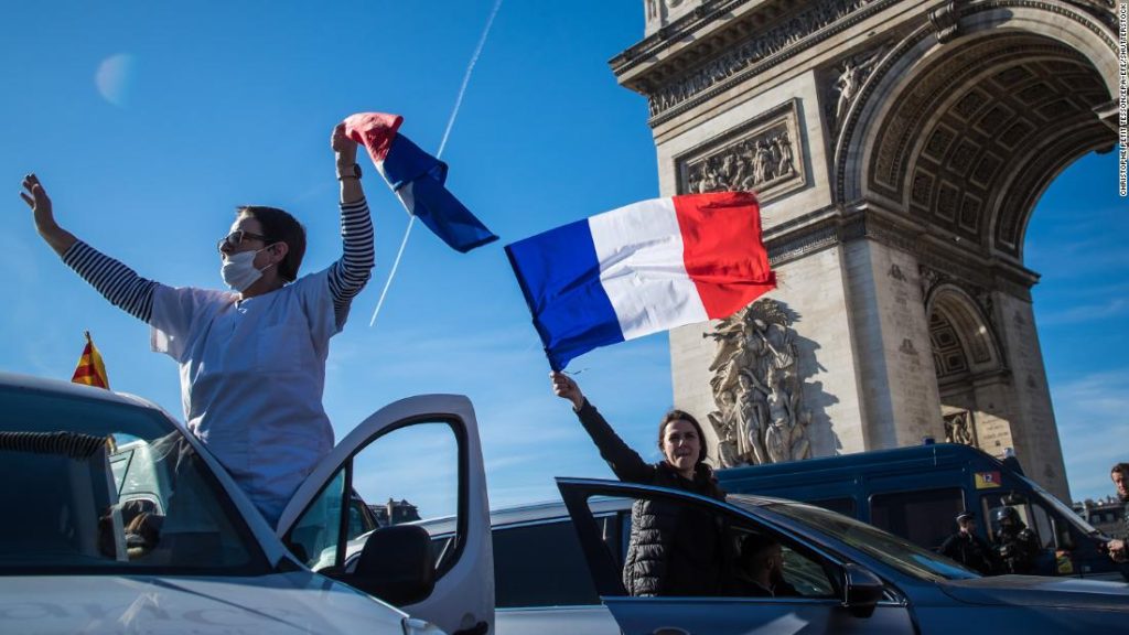 Pengunjuk rasa 'Freedom Caravan' memasuki Paris dan memutus lalu lintas sebelum dibubarkan dengan gas air mata