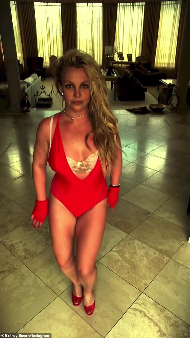 Dancing Queen: Britney juga membagikan video dirinya menari untuk menghormati Hari Valentine di halaman Instagram-nya