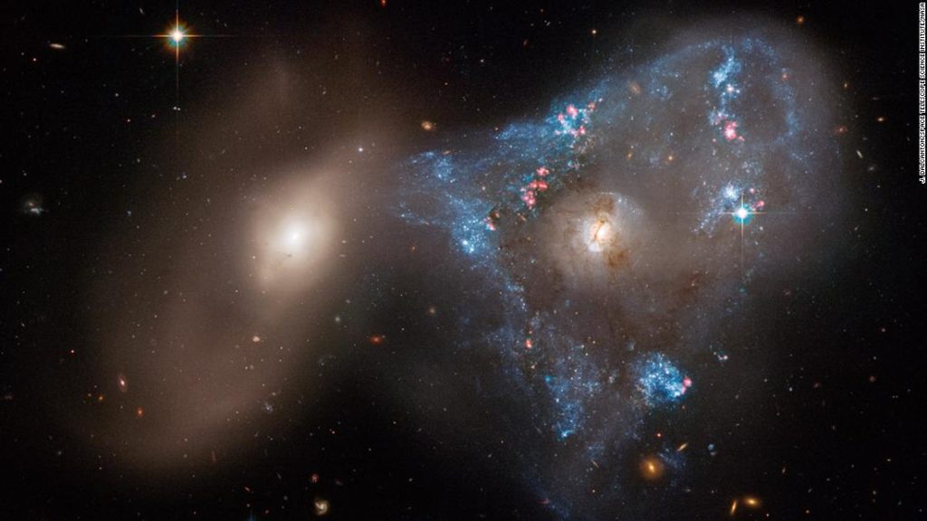 Dua galaksi yang bertabrakan membentuk segitiga luar angkasa yang tidak biasa