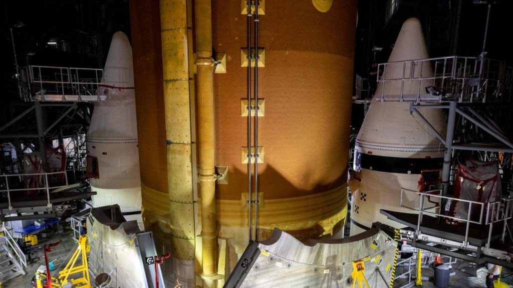 Megarocket NASA hampir diluncurkan pertama kali setelah tes mesin yang sukses