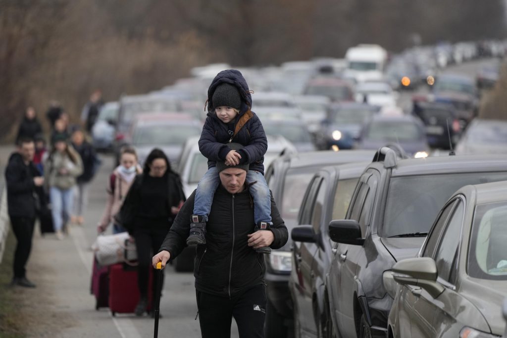Melarikan diri ke perbatasan: Sekitar 120.000 orang Ukraina telah mengungsi