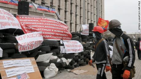 Pemberontak yang didukung Rusia merebut sebuah gedung pemerintah di Donetsk, Ukraina pada 11 April 2014.