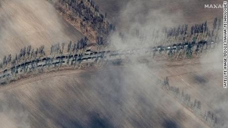 Gambar satelit baru menunjukkan konvoi militer Rusia sepanjang lebih dari tiga mil di jalan menuju ibu kota. 