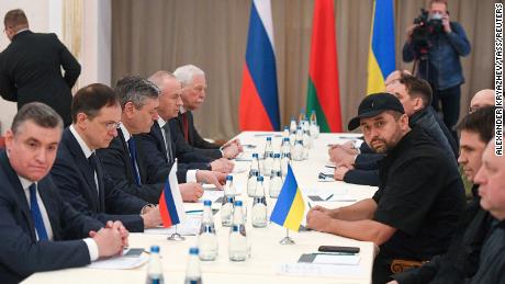 Delegasi dari Rusia dan Ukraina akan mengambil bagian dalam pembicaraan pada hari Senin. 