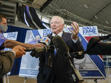 Pemilik Dallas Cowboys Jerry Jones berbicara dengan media setelah Cotton Bowl Hall of Fame...