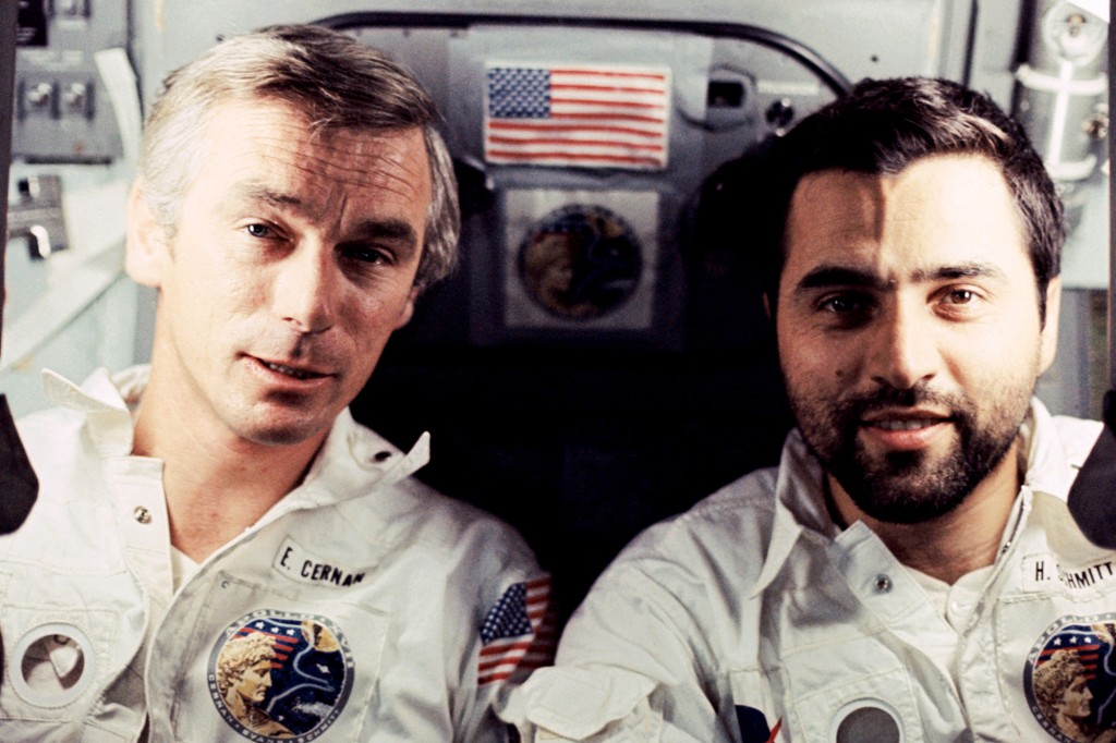 Astronot Eugene A.  Cernan (kiri) dan Harrison H.  Jack Schmidt adalah bagian dari misi Apollo 17 yang terkenal pada tahun 1972.