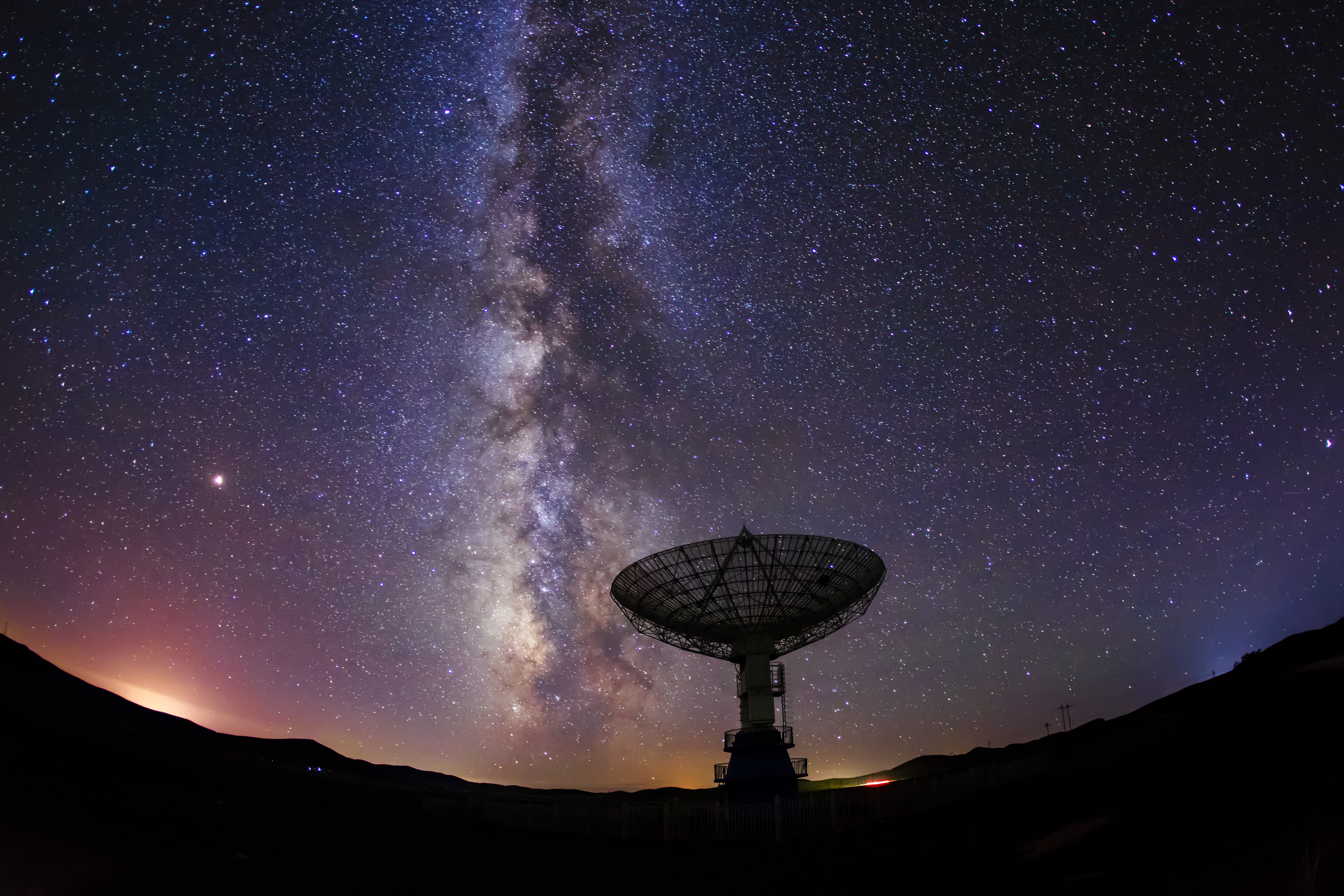 Teleskop radio dan Bima Sakti di malam hari