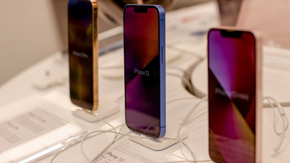 Model iPhone terbaru dipamerkan di Store di Moskow, Rusia pada 5 Maret 2022. Apple mengumumkan bahwa mereka telah berhenti menjual semua produknya di Rusia.  (Foto oleh Sefa Karacan/Anadolu Agency via Getty Images)