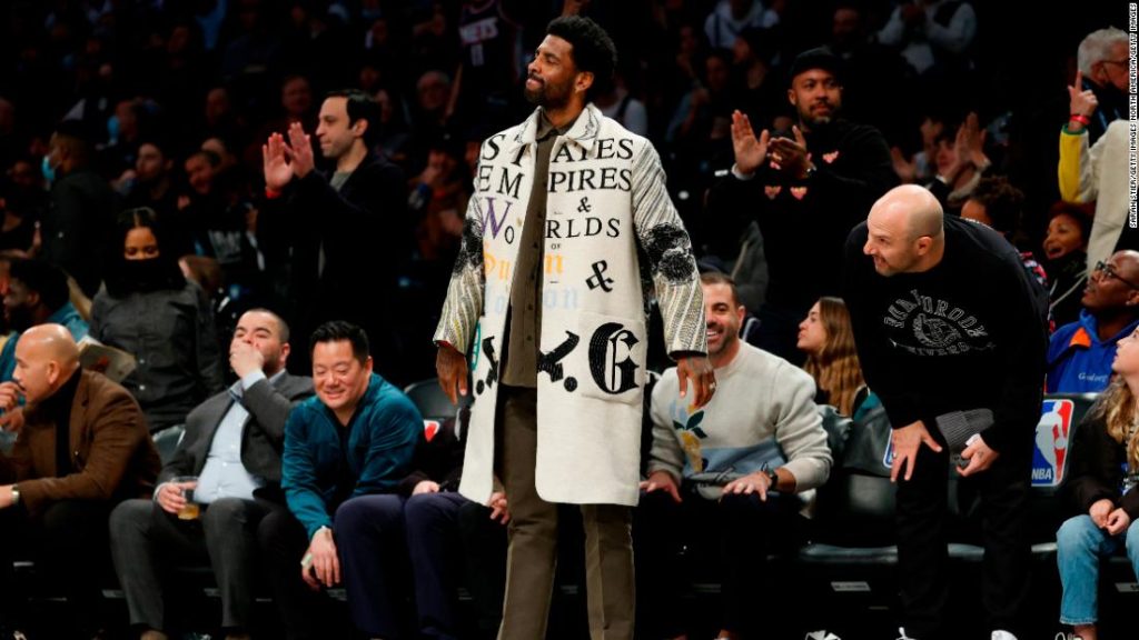 Kyrie Irving: NBA mendenda Brooklyn Nets $50.000 karena mengizinkan pemain memasuki ruang ganti tim
