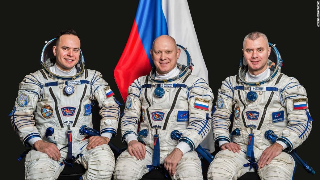 Awak kosmonot Rusia lepas landas ke Stasiun Luar Angkasa Internasional