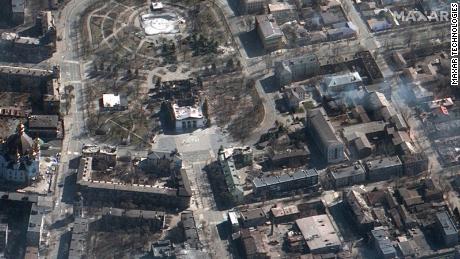 Citra satelit ini menunjukkan teater yang hancur di Mariupol, Ukraina, yang dibom pada 16 Maret 2022. 