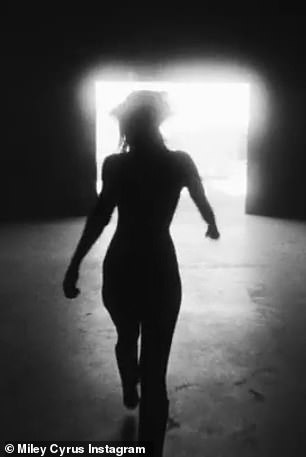 Teaser cepat termasuk beberapa close-up penyanyi dengan bidikan seluruh tubuh saat dia berjalan dari ruangan gelap menuju pintu terang.