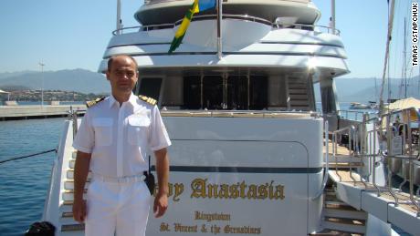 Sebelum mencoba menenggelamkan Lady Anastasia sebagai protes atas perang Rusia di Ukraina, Taras Ostapchuk bekerja sebagai insinyur kapal pesiar selama satu dekade.  Foto ini diambil pada tahun 2013 di Corsica, di Mediterania.