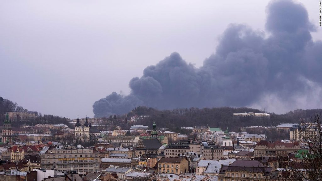 Lviv, kota di Ukraina barat yang sejauh ini terhindar dari serangan Rusia, diguncang ledakan dahsyat
