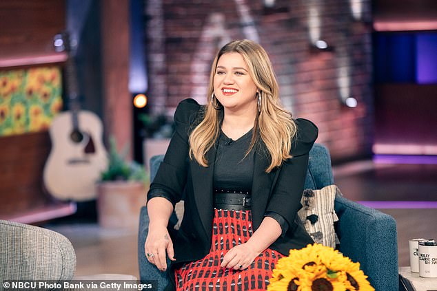 Host: Kelly telah menjadi pembawa acara talk shownya sendiri The Kelly Clarkson Show sejak 2019 dan ditayangkan awal tahun ini selama pertunjukan musim ketiga.