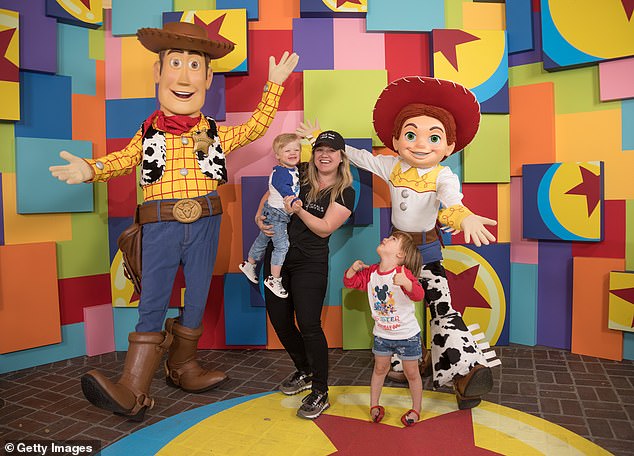 Hiburan Keluarga: Pahlawan wanita American Idol muncul bersama anak-anaknya Remington dan River pada April 2018 di Disneyland di Anaheim, California.