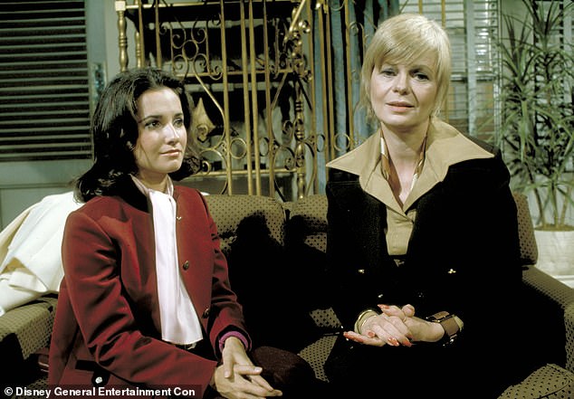 Dokter hewan TV: Bintang ini terkenal karena memerankan Erica Kane di drama siang hari ABC All My Children selama seluruh jaringan pertunjukan yang berlangsung dari tahun 1970 hingga 2011. Terlihat kiri bersama Elaine Letchworth, kanan