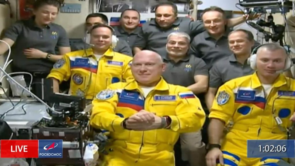 Astronot Rusia dengan warna Ukraina tiba di Stasiun Luar Angkasa Internasional, memicu spekulasi