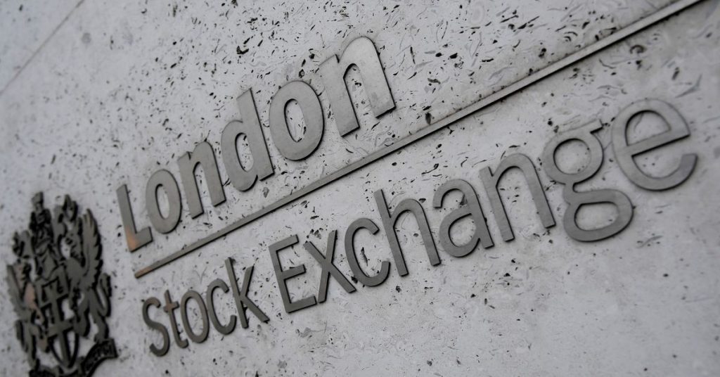 Baut keuangan menyalakan Rusia saat perusahaan asuransi keluar, saham London terhenti