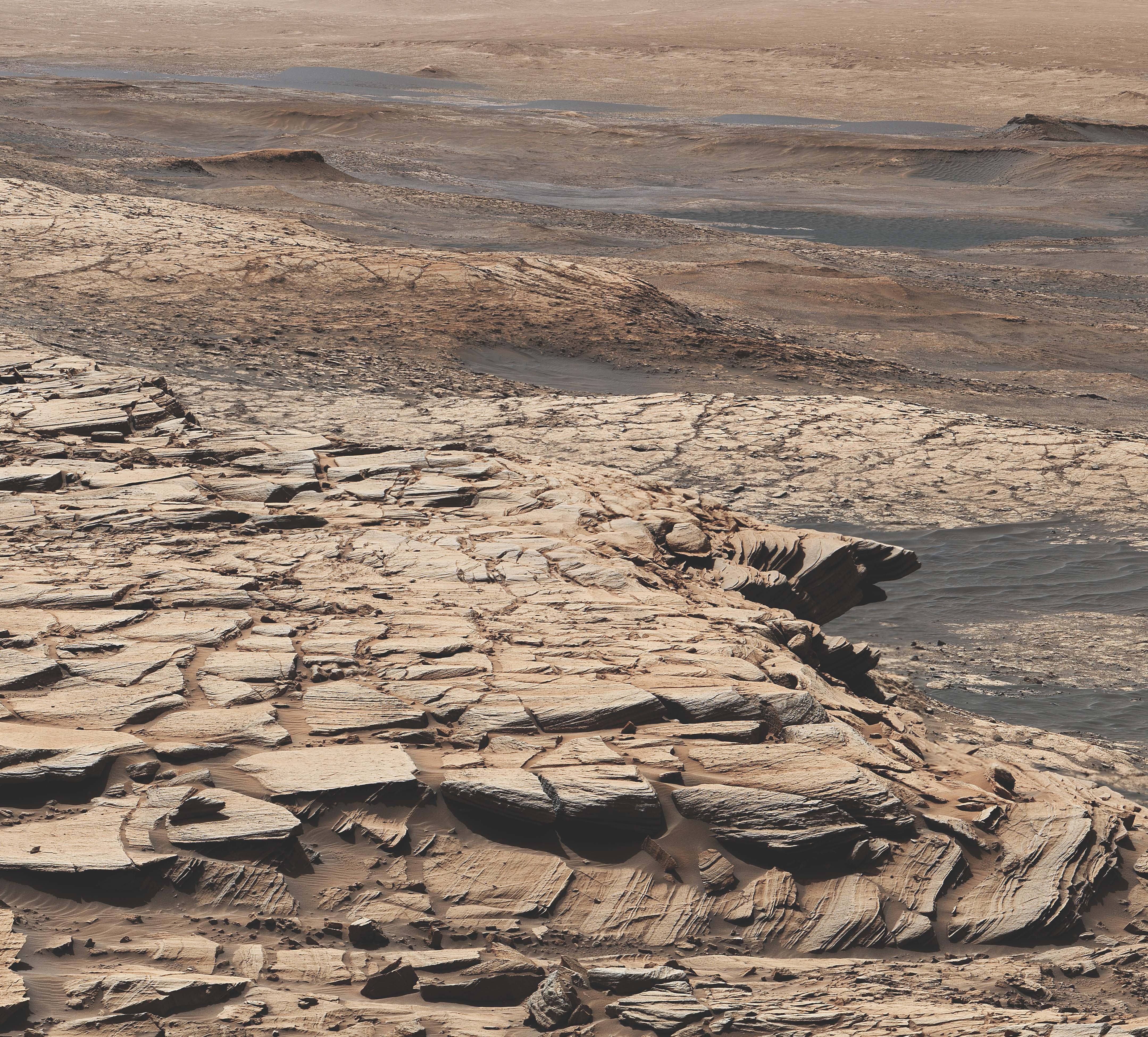 Mosaik ini dibuat dari gambar yang diambil oleh kamera MAST di atas pesawat ruang angkasa Curiosity NASA pada Hari Mars 2729, atau hari pertama misi.  Lanskap menunjukkan formasi batupasir Stimson di Kawah Gale.  Di situs umum ini, Curiosity mengebor lubang bor Edinburgh, yang sampelnya diperkaya dengan karbon 12.