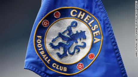 Roman Abramovich, pemilik Rusia dari Chelsea FC, menjual klub tersebut setelah invasi ke Ukraina