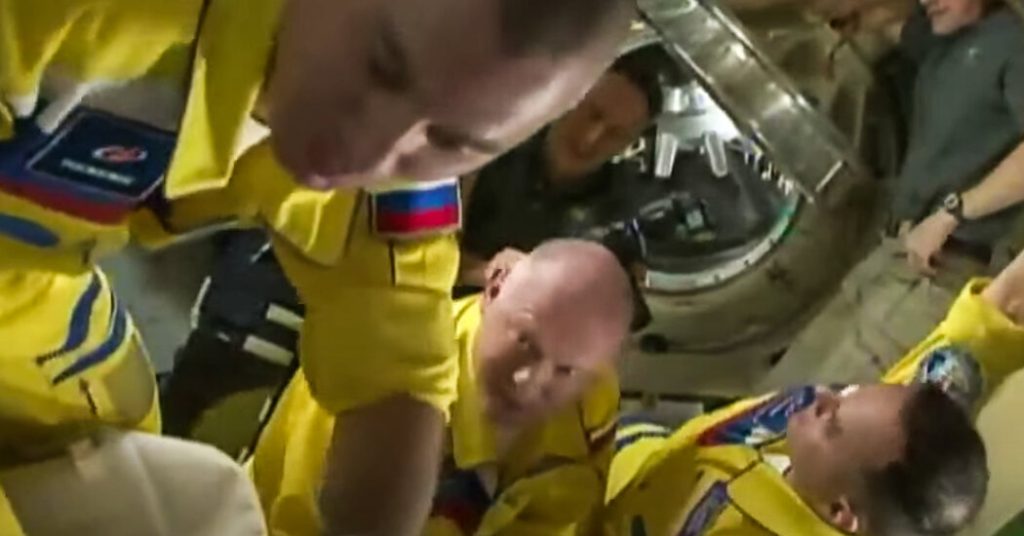 Lukisan kosmonot ISS Rusia dengan warna yang mirip dengan bendera Ukraina