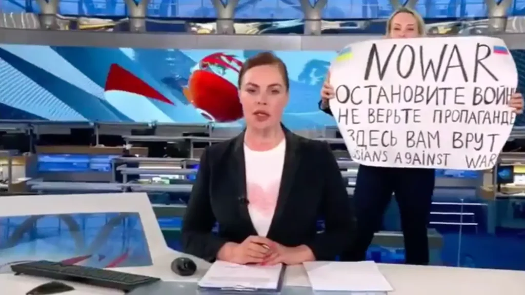 Marina Ovsyannikova, demonstran TV anti-perang Rusia, telah didenda karena pidato video yang mendorong orang lain untuk memprotes