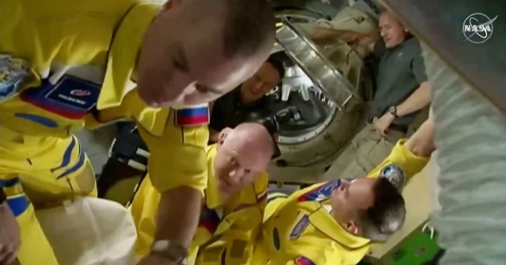 Rusia mengolok-olok gagasan bahwa astronot mengenakan pakaian kuning untuk mendukung Ukraina