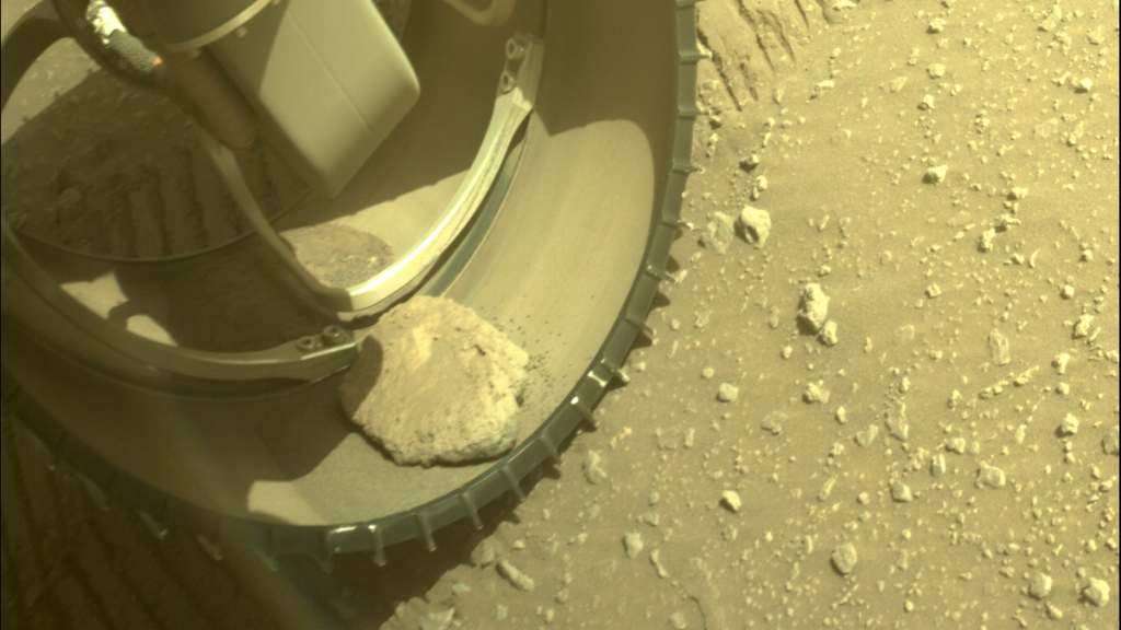 Sepertinya batu Mars terjebak di roda bajak ketekunan