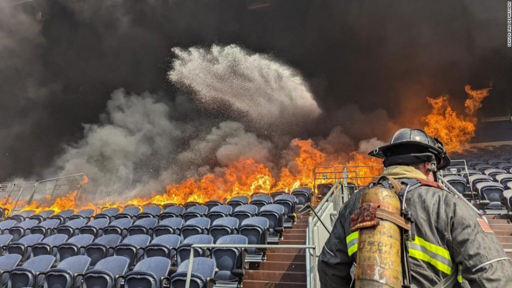 Stadion Broncos: Pemadam Kebakaran Denver memadamkan api besar