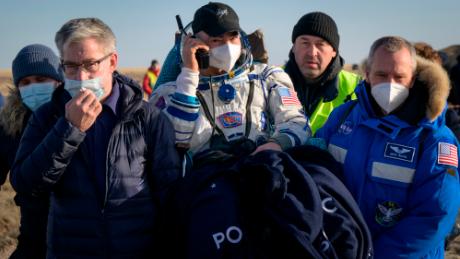 Astronot NASA Mark Vande Hee dipindahkan ke tenda medis tak lama setelah dia dan sesama anggota kru Peter Dubrov dan Anton Shkaplerov dari Roscosmos mendarat di pesawat ruang angkasa Soyuz MS-19 mereka di dekat kota Zizkazgan pada 30 Maret 2022 di Zizkazgan, Kazakhstan.