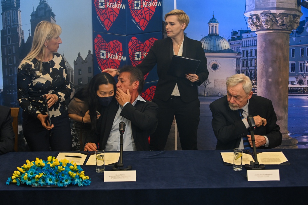 Sean Penn dan Walikota Krakow Jacek Majchrowski menandatangani kontrak kemanusiaan untuk membantu pengungsi Ukraina di Polandia.