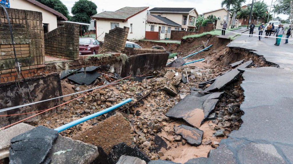 Banjir Afrika Selatan menewaskan 59 orang dan menyapu jalan