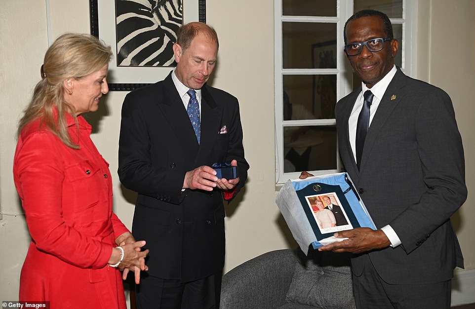 Earl dan Duchess of Wessex bertukar hadiah dengan Perdana Menteri Philippe Pierre.  Mereka juga dijadwalkan mengunjungi dua negara lain, Antigua dan Barbuda serta Saint Vincent dan Grenadines selama tur mereka.