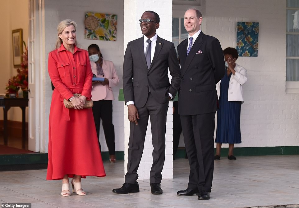 Pasangan itu disambut oleh Perdana Menteri Saint Lucia, Philippe Pierre, di sebuah resepsi di kediaman pulaunya pada malam hari.