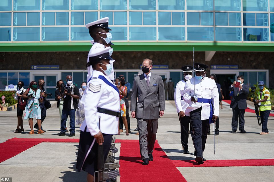 Pangeran Edward saat resepsi seremonial di Bandara Internasional Argyle di Saint Vincent dan Grenadines