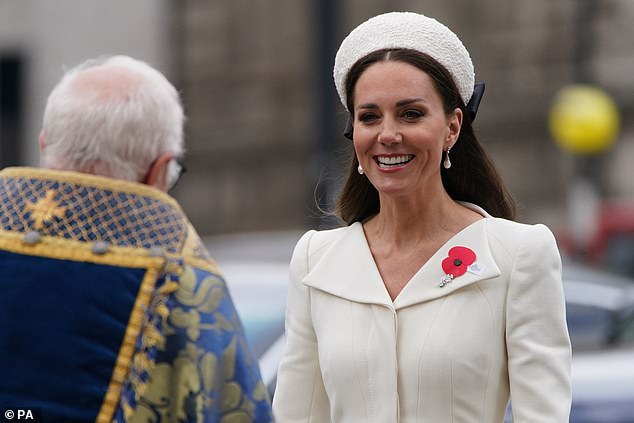 The Duchess menyapukan kuncir cokelatnya di belakang bahunya untuk acara tersebut, mengenakan ikat kepala putih yang chic dengan pita hitam trendi di bagian belakang.