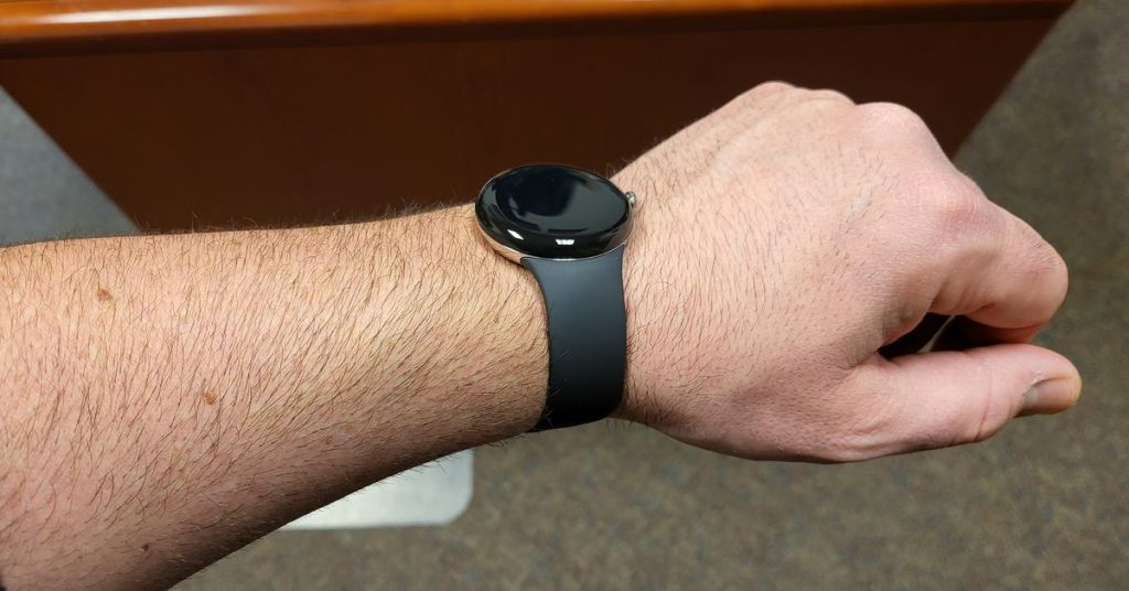Gambar baru yang bocor mengklaim menunjukkan Google Pixel Watch di pergelangan tangan