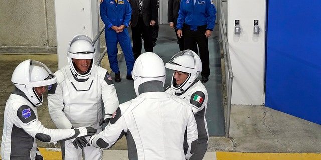 Astronot SpaceX Crew-4, kiri, spesialis misi Jessica Watkins, pilot Bob Hines, Komandan Kjell Lindgren dan astronot spesialis misi ESA Samantha Cristoforetti, dari Italia, berkumpul bersama setelah meninggalkan gedung operasi dan propulsi untuk penerbangan ke kompleks peluncuran.39- Rabu, 27 April 2022, di Kennedy Space Center di Cape Canaveral, Florida.