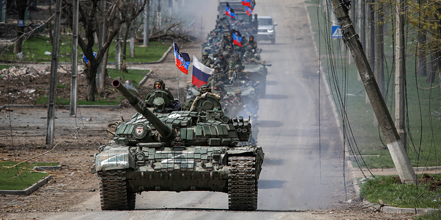 Konvoi pasukan pro-Rusia bergerak di sepanjang jalan di Mariupol, Ukraina, Kamis, 21 April.