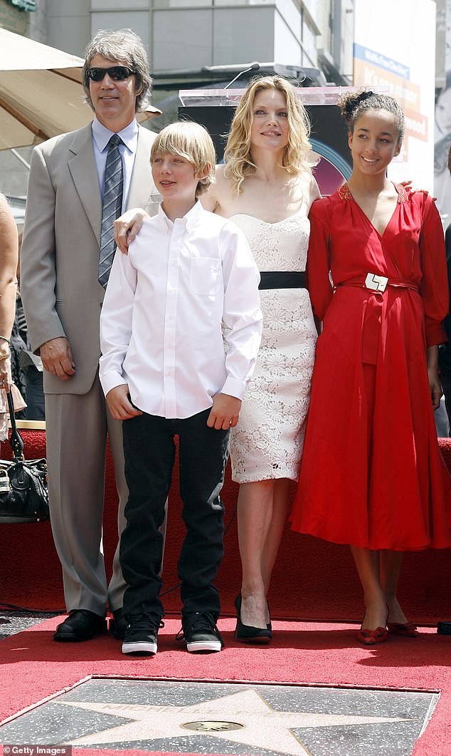 Momen Menakutkan: Pfeiffer difoto pada tahun 2007 bersama suami dan dua anaknya, Claudia dan John