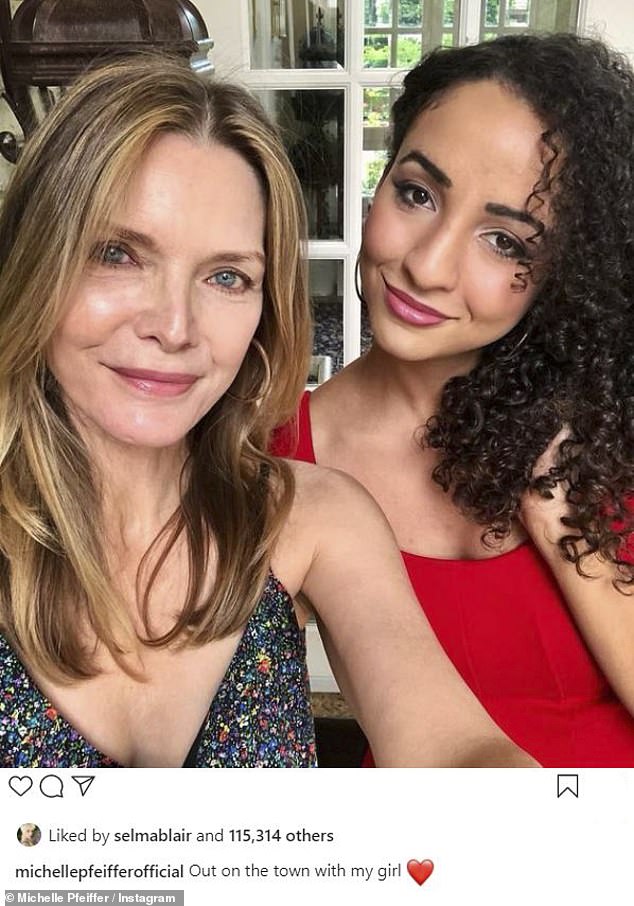 SANGAT LUCU: Pfeiffer berbagi selfie yang langka dan indah dengan putrinya yang menggemaskan Claudia Rose di Instagram-nya pada tahun 2021