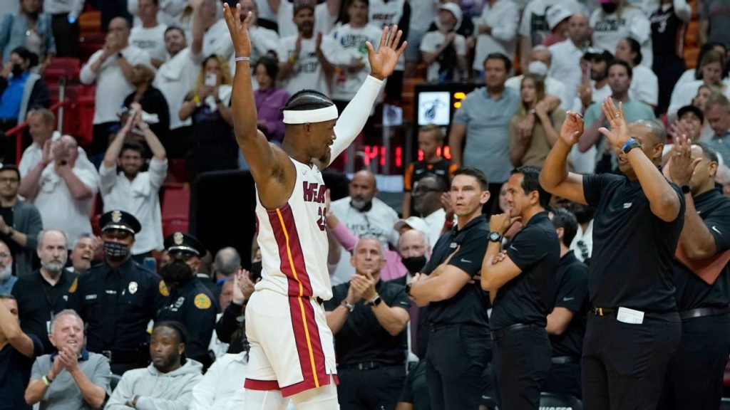 Jimmy Butler dari Miami Heat mencetak 45 poin dalam kemenangan Game 2, dan mengatakan bahwa dia adalah "pemain yang berbeda" daripada saat Final Piala Dunia Bola Basket.