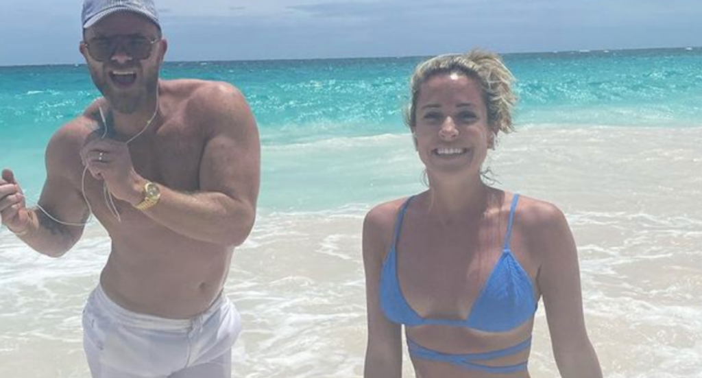 Kristin Cavallari memamerkan perutnya dalam balutan bikini biru seharga $320 selama liburan pantai