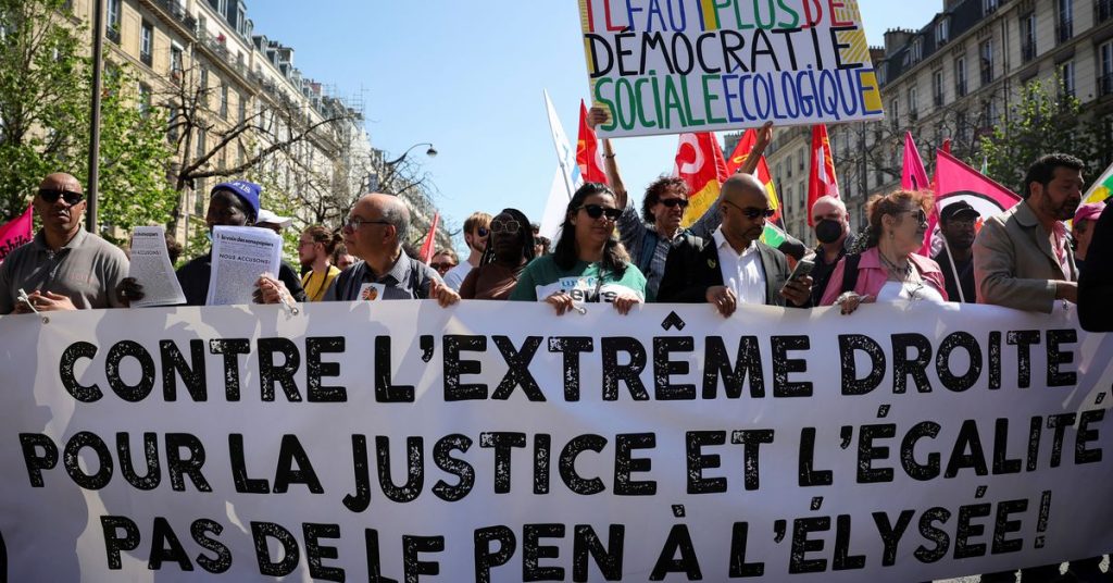 Lawan sayap kanan Prancis memprotes saat kampanye pemilihan memasuki minggu terakhir