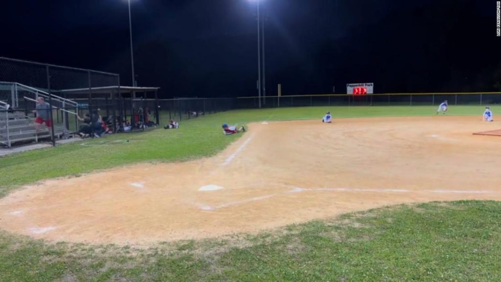 Lusinan tembakan dilepaskan di dekat lapangan bisbol remaja selama pertandingan di North Charleston, Carolina Selatan
