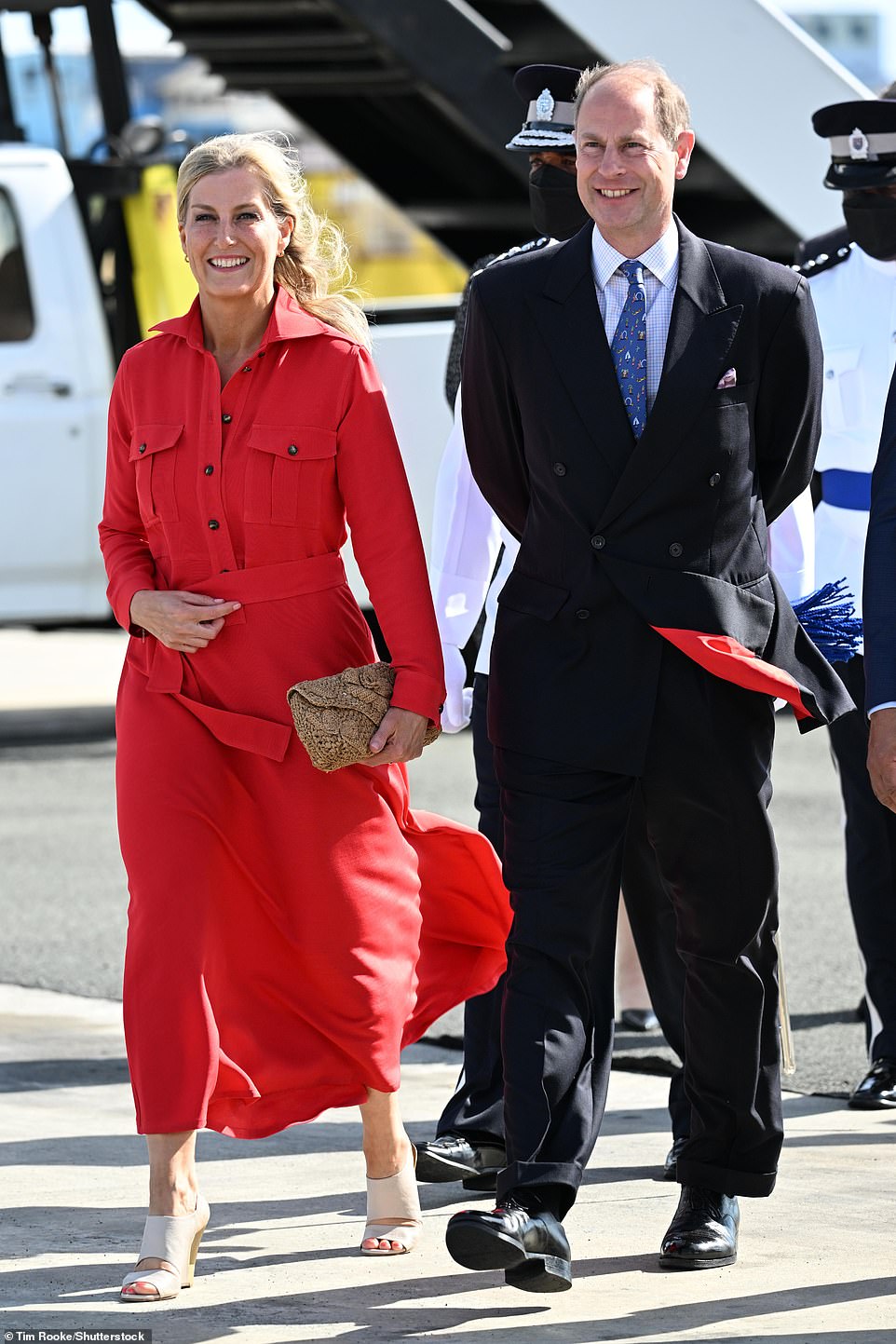 Pangeran Edward dan Sophie Wessex, berfoto di sini di Bandara Internasional Hewanorra, memulai tur selama seminggu di Karibia di St. Lucia pada hari Jumat