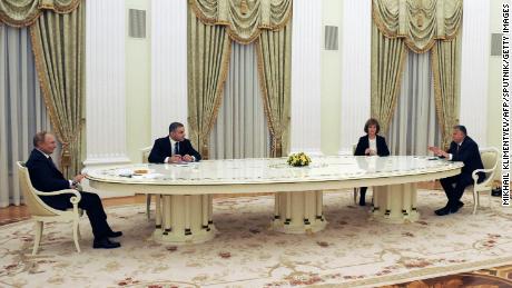 Orban mengunjungi sekutunya Putin beberapa minggu sebelum Moskow menginvasi Ukraina.