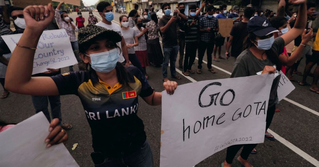 Pengunjuk rasa Sri Lanka menentang jam malam, polisi menembakkan gas air mata ke mahasiswa