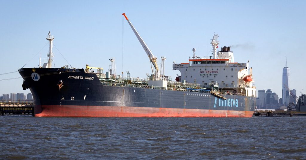 Rotasi kapal tanker raksasa mengungkapkan tekanan di pasar minyak Rusia